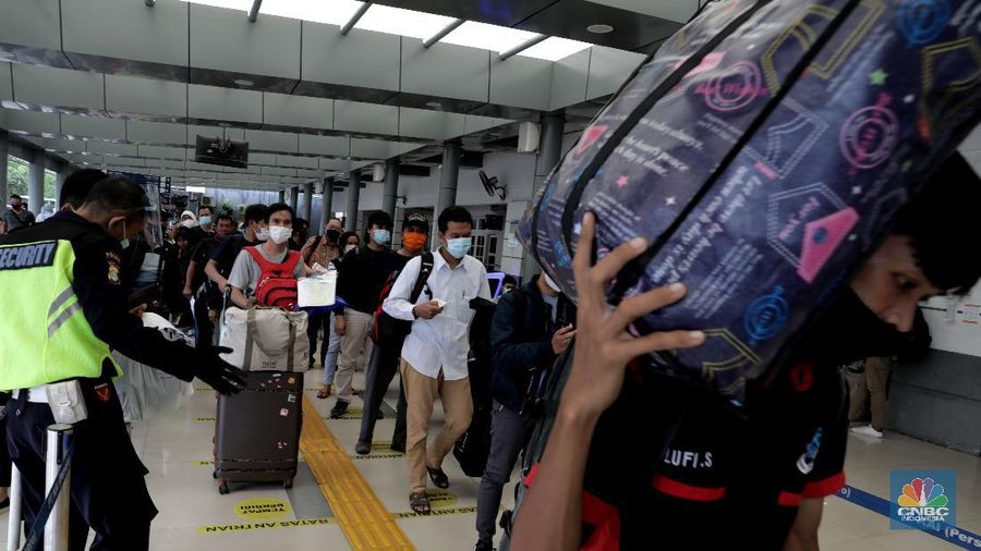 Calon penumpang Kereta Api Kertajaya menyiapkan barang di gerbong kereta Api di Stasiun Senen, Jakarta, Jumat (23/10). Pantauan CNBC Indonesia jelang masa libur panjang terlihat antrian penumpang yang naik kereta api. Salah satu calon penumpang mengatakan lebih pulang lebih awal untuk menghindari kehabisan tiket.  Penumpang kereta api (KA) diprediksi melonjak pada masa libur panjang peringatan Maulid Nabi Muhammad SAW dan cuti bersama pekan depan. Mengantisipasi lonjakan itu, PT Kereta Api Indonesia (Persero) menambah perjalanan kereta api yang melayani pelanggan sebanyak 13%. VP Public Relations KAI Joni Martinus menyebut, Jumlah perjalanan Kereta Api Jarak Jauh yang melayani pelanggan pada periode 27 Oktober hingga 1 November 2020 sebanyak 505 KA. Angka itu naik 13% dibandingkan pada 20 hingga 25 Oktober sebanyak 448 KA.  (CNBC Indonesia/ Muhammad Sabki)