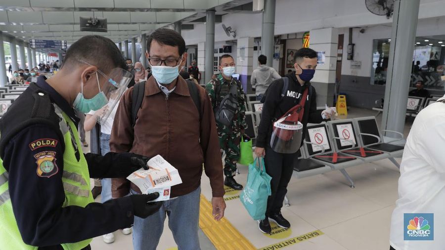 Calon penumpang Kereta Api Kertajaya menyiapkan barang di gerbong kereta Api di Stasiun Senen, Jakarta, Jumat (23/10). Pantauan CNBC Indonesia jelang masa libur panjang terlihat antrian penumpang yang naik kereta api. Salah satu calon penumpang mengatakan lebih pulang lebih awal untuk menghindari kehabisan tiket.  Penumpang kereta api (KA) diprediksi melonjak pada masa libur panjang peringatan Maulid Nabi Muhammad SAW dan cuti bersama pekan depan. Mengantisipasi lonjakan itu, PT Kereta Api Indonesia (Persero) menambah perjalanan kereta api yang melayani pelanggan sebanyak 13%. VP Public Relations KAI Joni Martinus menyebut, Jumlah perjalanan Kereta Api Jarak Jauh yang melayani pelanggan pada periode 27 Oktober hingga 1 November 2020 sebanyak 505 KA. Angka itu naik 13% dibandingkan pada 20 hingga 25 Oktober sebanyak 448 KA.  (CNBC Indonesia/ Muhammad Sabki)
