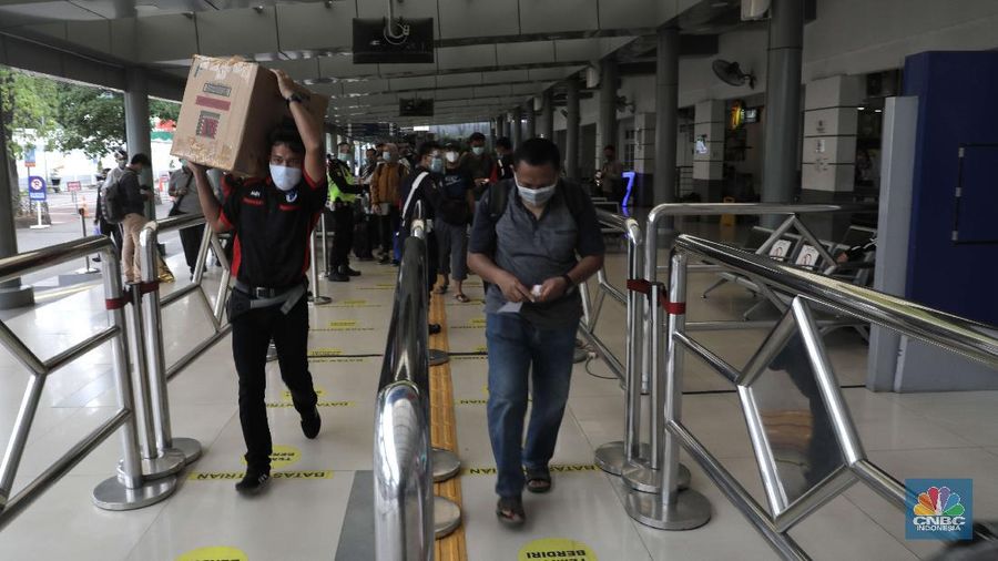 Calon penumpang Kereta Api Kertajaya menyiapkan barang di gerbong kereta Api di Stasiun Senen, Jakarta, Jumat (23/10). Pantauan CNBC Indonesia jelang masa libur panjang terlihat antrian penumpang yang naik kereta api. Salah satu calon penumpang mengatakan lebih pulang lebih awal untuk menghindari kehabisan tiket. Penumpang kereta api (KA) diprediksi melonjak pada masa libur panjang peringatan Maulid Nabi Muhammad SAW dan cuti bersama pekan depan. Mengantisipasi lonjakan itu, PT Kereta Api Indonesia (Persero) menambah perjalanan kereta api yang melayani pelanggan sebanyak 13%. VP Public Relations KAI Joni Martinus menyebut, Jumlah perjalanan Kereta Api Jarak Jauh yang melayani pelanggan pada periode 27 Oktober hingga 1 November 2020 sebanyak 505 KA. Angka itu naik 13% dibandingkan pada 20 hingga 25 Oktober sebanyak 448 KA. (CNBC Indonesia/ Muhammad Sabki)