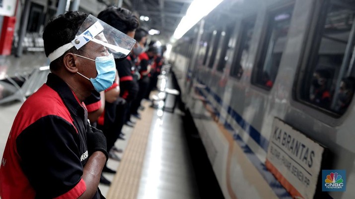 Penumpang Kereta Api Jarak Jauh di Stasiun Senen, Jakarta, Jumat (23/10). (CNBC Indonesia/ Muhammad Sabki) Calon penumpang Kereta Api Kertajaya menyiapkan barang di gerbong kereta Api di Stasiun Senen, Jakarta, Jumat (23/10). Pantauan CNBC Indonesia jelang masa libur panjang terlihat antrian penumpang yang naik kereta api. Salah satu calon penumpang mengatakan lebih pulang lebih awal untuk menghindari kehabisan tiket. Penumpang kereta api (KA) diprediksi melonjak pada masa libur panjang peringatan Maulid Nabi Muhammad SAW dan cuti bersama pekan depan. Mengantisipasi lonjakan itu, PT Kereta Api Indonesia (Persero) menambah perjalanan kereta api yang melayani pelanggan sebanyak 13%. VP Public Relations KAI Joni Martinus menyebut, Jumlah perjalanan Kereta Api Jarak Jauh yang melayani pelanggan pada periode 27 Oktober hingga 1 November 2020 sebanyak 505 KA. Angka itu naik 13% dibandingkan pada 20 hingga 25 Oktober sebanyak 448 KA. (CNBC Indonesia/ Muhammad Sabki)
