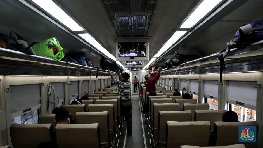 Calon penumpang Kereta Api Kertajaya menyiapkan barang di gerbong kereta Api di Stasiun Senen, Jakarta, Jumat (23/10). Pantauan CNBC Indonesia jelang masa libur panjang terlihat antrian penumpang yang naik kereta api. Salah satu calon penumpang mengatakan lebih pulang lebih awal untuk menghindari kehabisan tiket.  Penumpang kereta api (KA) diprediksi melonjak pada masa libur panjang peringatan Maulid Nabi Muhammad SAW dan cuti bersama pekan depan. Mengantisipasi lonjakan itu, PT Kereta Api Indonesia (Persero) menambah perjalanan kereta api yang melayani pelanggan sebanyak 13%. VP Public Relations KAI Joni Martinus menyebut, Jumlah perjalanan Kereta Api Jarak Jauh yang melayani pelanggan pada periode 27 Oktober hingga 1 November 2020 sebanyak 505 KA. Angka itu naik 13% dibandingkan pada 20 hingga 25 Oktober sebanyak 448 KA.  (CNBC Indonesia/ Muhammad Sabki)