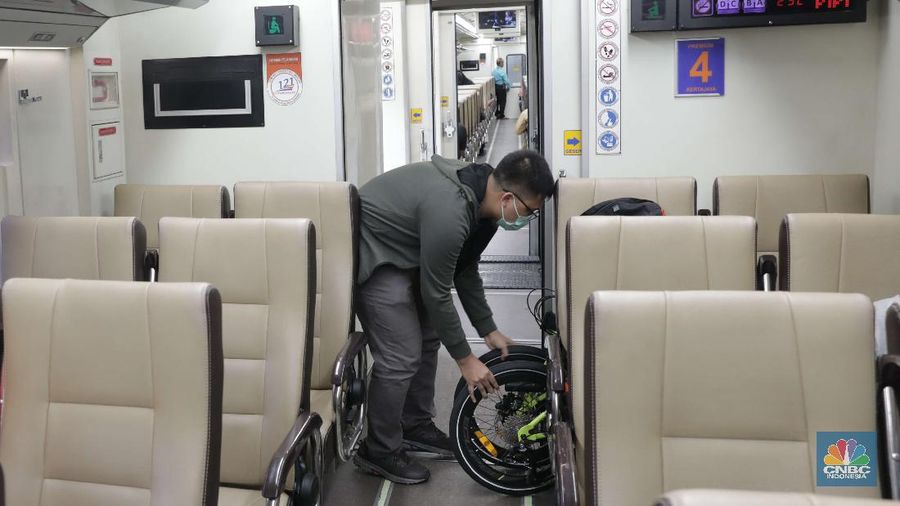 Calon penumpang Kereta Api Kertajaya menyiapkan barang di gerbong kereta Api di Stasiun Senen, Jakarta, Jumat (23/10). Pantauan CNBC Indonesia jelang masa libur panjang terlihat antrian penumpang yang naik kereta api. Salah satu calon penumpang mengatakan lebih pulang lebih awal untuk menghindari kehabisan tiket.  Penumpang kereta api (KA) diprediksi melonjak pada masa libur panjang peringatan Maulid Nabi Muhammad SAW dan cuti bersama pekan depan. Mengantisipasi lonjakan itu, PT Kereta Api Indonesia (Persero) menambah perjalanan kereta api yang melayani pelanggan sebanyak 13%. VP Public Relations KAI Joni Martinus menyebut, Jumlah perjalanan Kereta Api Jarak Jauh yang melayani pelanggan pada periode 27 Oktober hingga 1 November 2020 sebanyak 505 KA. Angka itu naik 13% dibandingkan pada 20 hingga 25 Oktober sebanyak 448 KA.  (CNBC Indonesia/ Muhammad Sabki)