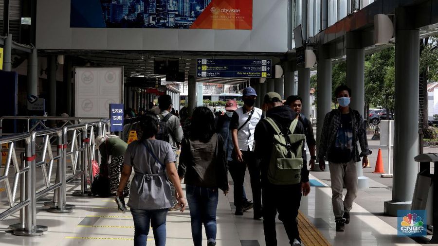 Calon penumpang Kereta Api Kertajaya menyiapkan barang di gerbong kereta Api di Stasiun Senen, Jakarta, Jumat (23/10). Pantauan CNBC Indonesia jelang masa libur panjang terlihat antrian penumpang yang naik kereta api. Salah satu calon penumpang mengatakan lebih pulang lebih awal untuk menghindari kehabisan tiket.  Penumpang kereta api (KA) diprediksi melonjak pada masa libur panjang peringatan Maulid Nabi Muhammad SAW dan cuti bersama pekan depan. Mengantisipasi lonjakan itu, PT Kereta Api Indonesia (Persero) menambah perjalanan kereta api yang melayani pelanggan sebanyak 13%. VP Public Relations KAI Joni Martinus menyebut, Jumlah perjalanan Kereta Api Jarak Jauh yang melayani pelanggan pada periode 27 Oktober hingga 1 November 2020 sebanyak 505 KA. Angka itu naik 13% dibandingkan pada 20 hingga 25 Oktober sebanyak 448 KA.  (CNBC Indonesia/ Muhammad Sabki)