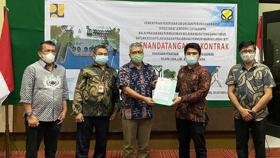PT Brantas Abipraya (Persero) melakukan penandatanganan kontrak kerjasama dengan Balai Prasarana Pemukiman Wilayah NTT, Kementerian PUPR (9/10). (dok: Brantas Abipraya)