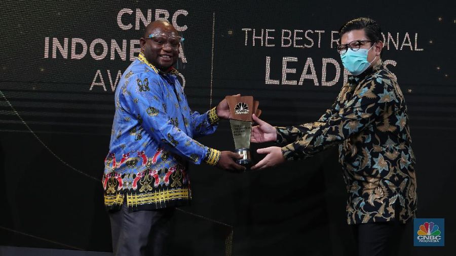 Bupati Jayapura, Mathius Awoitsuw mendapat penghargaan 