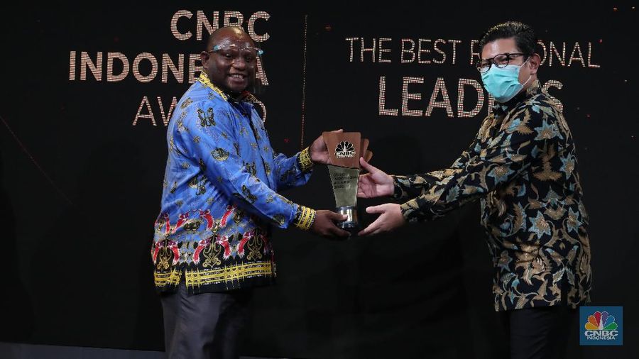 Bupati Jayapura, Mathius Awoitsuw mendapat penghargaan 