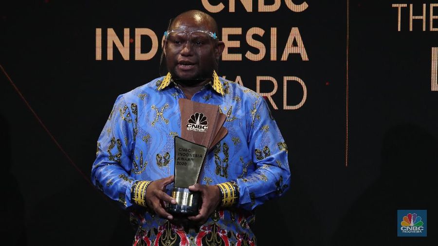 Bupati Jayapura, Mathius Awoitsuw yang diwakilkan mendapat penghargaan