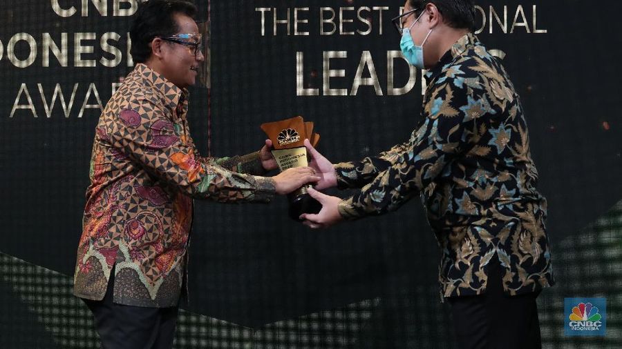 Bupati Jayapura, Mathius Awoitsuw mendapat penghargaan 