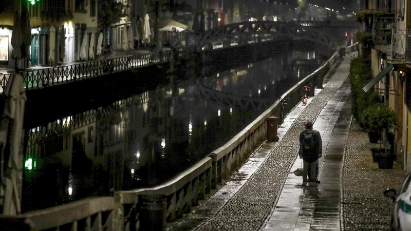 A view of an empty Piazza Navona Square after the start of a curfew, Saturday, Oct. 24, 2020. Italian Premier Giuseppe Conte, who imposed severe-stay-at-home limits on citizens early on, then gradually eased travel and other restrictions, has been leaving it up to regional governors in this current surge of infections to order restrictions such as overnight curfews, including in places like Rome, Milan and Naples. (AP Photo/Alessandra Tarantino)