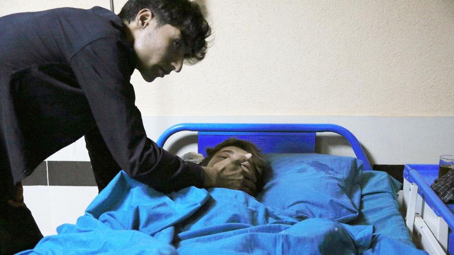 Korban tewas dalam ledakan bom bunuh diri di sebuah pusat pendidikan di Kabul, Afghanistan pada Sabtu, (24/10/2020). (AP/Mariam Zuhaib)