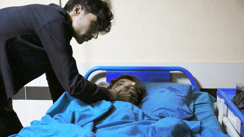 Korban tewas dalam ledakan bom bunuh diri di sebuah pusat pendidikan di Kabul, Afghanistan pada Sabtu, (24/10/2020). (AP/Mariam Zuhaib)