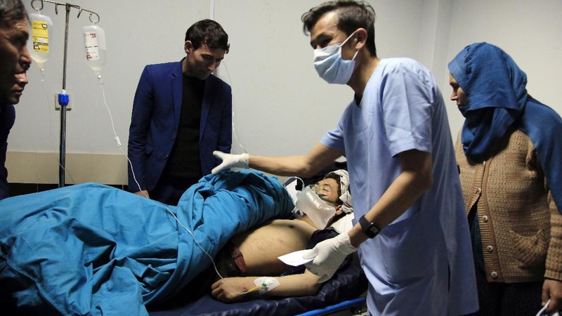Korban tewas dalam ledakan bom bunuh diri di sebuah pusat pendidikan di Kabul, Afghanistan pada Sabtu, (24/10/2020). (AP/Mariam Zuhaib)