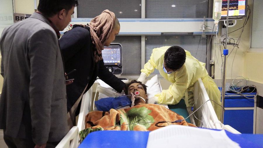 Korban tewas dalam ledakan bom bunuh diri di sebuah pusat pendidikan di Kabul, Afghanistan pada Sabtu, (24/10/2020). (AP/Mariam Zuhaib)
