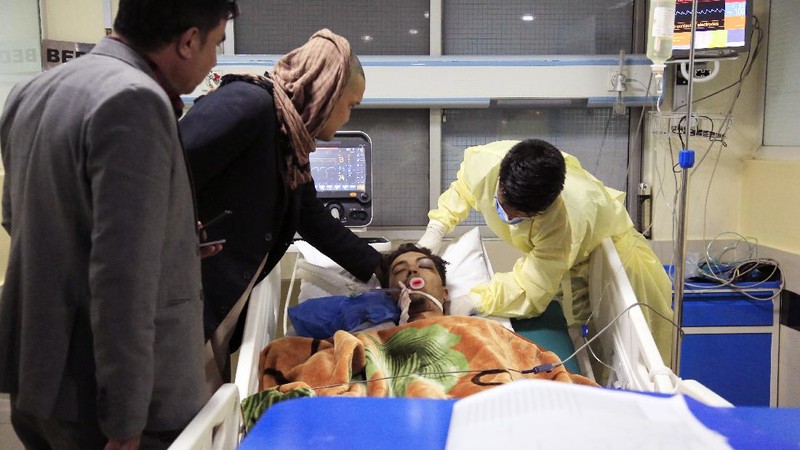 Korban tewas dalam ledakan bom bunuh diri di sebuah pusat pendidikan di Kabul, Afghanistan pada Sabtu, (24/10/2020). (AP/Mariam Zuhaib)