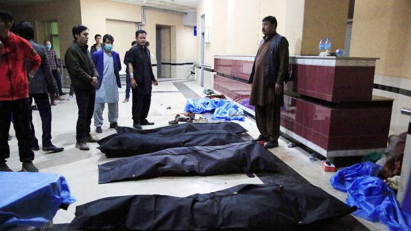 Korban tewas dalam ledakan bom bunuh diri di sebuah pusat pendidikan di Kabul, Afghanistan pada Sabtu, (24/10/2020). (AP/Mariam Zuhaib)