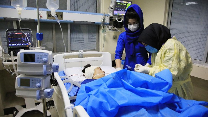 Korban tewas dalam ledakan bom bunuh diri di sebuah pusat pendidikan di Kabul, Afghanistan pada Sabtu, (24/10/2020). (AP/Mariam Zuhaib)