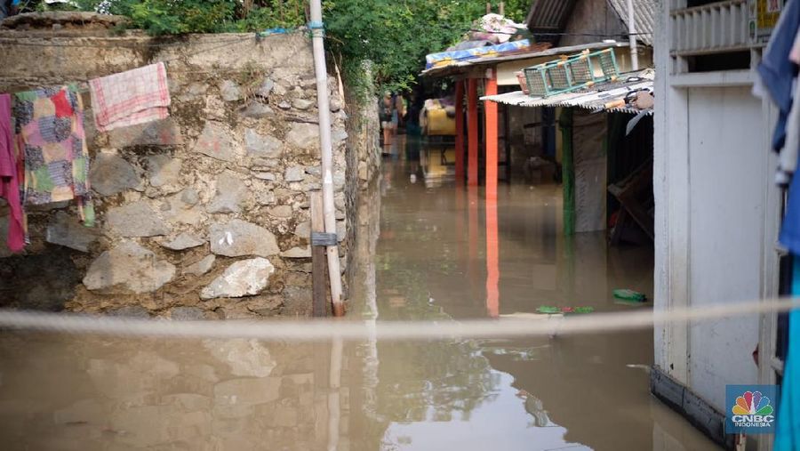Salah satu wilayah di bantaran Kali Bekasi yang rumah warganya terendam air luapan Kali Bekasi ialah Kampung Teluk Angsan Lengkak, Bekasi Jaya, Bekasi Timur, Kota Bekasi. (CNBC Indonesia/Tahir Saleh)