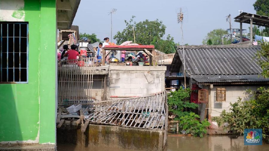 Salah satu wilayah di bantaran Kali Bekasi yang rumah warganya terendam air luapan Kali Bekasi ialah Kampung Teluk Angsan Lengkak, Bekasi Jaya, Bekasi Timur, Kota Bekasi. (CNBC Indonesia/Tahir Saleh)