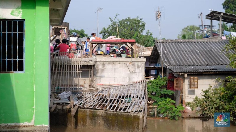 Salah satu wilayah di bantaran Kali Bekasi yang rumah warganya terendam air luapan Kali Bekasi ialah Kampung Teluk Angsan Lengkak, Bekasi Jaya, Bekasi Timur, Kota Bekasi. (CNBC Indonesia/Tahir Saleh)