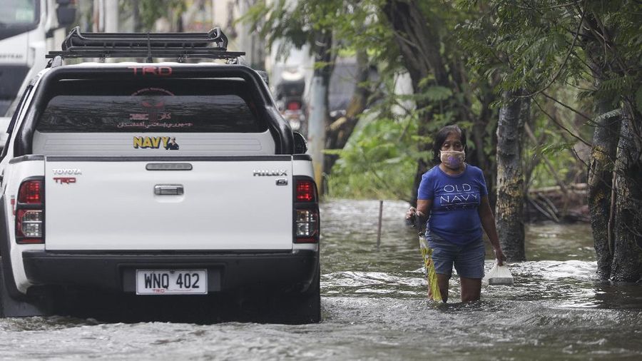 Banjir akibat Topan Molave Rendam Sejumlah Desa di Filipina. (AP/Erik De Castro)