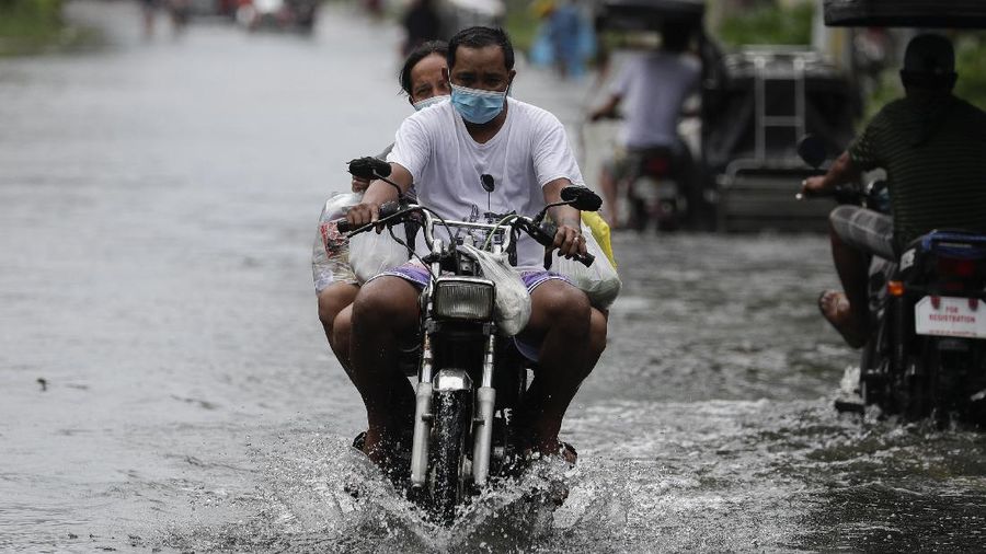 Banjir akibat Topan Molave Rendam Sejumlah Desa di Filipina. (AP/Erik De Castro)