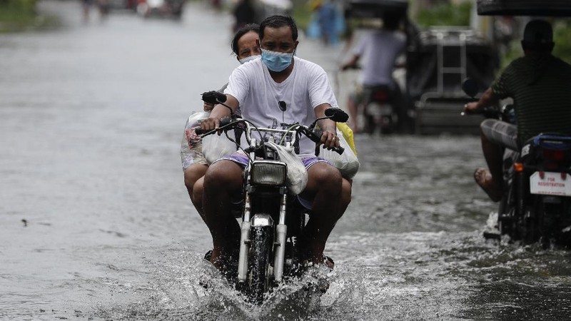 Banjir akibat Topan Molave Rendam Sejumlah Desa di Filipina. (AP/Erik De Castro)
