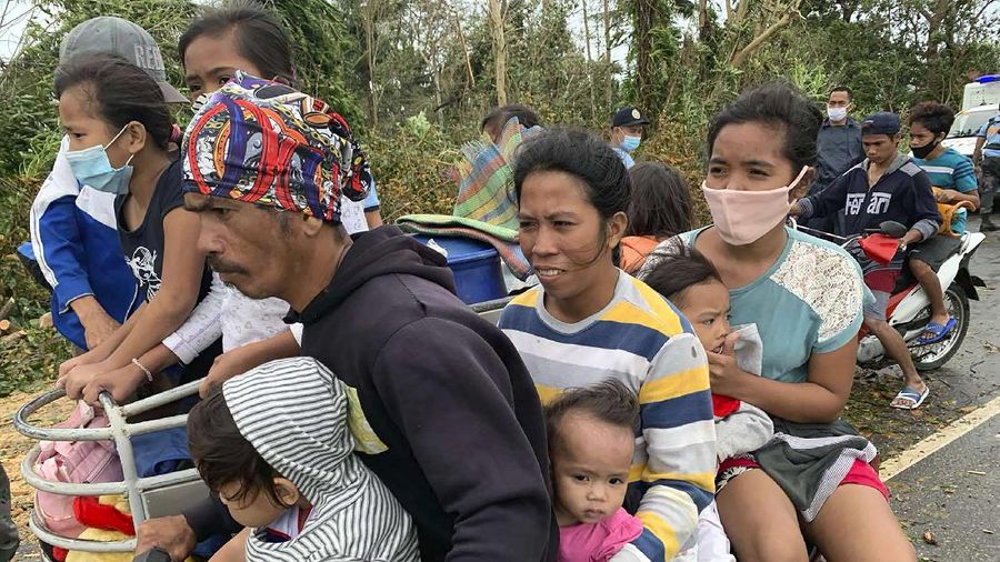 Banjir akibat Topan Molave Rendam Sejumlah Desa di Filipina. (AP/Erik De Castro)