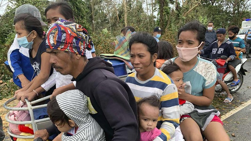 Banjir akibat Topan Molave Rendam Sejumlah Desa di Filipina. (AP/Erik De Castro)