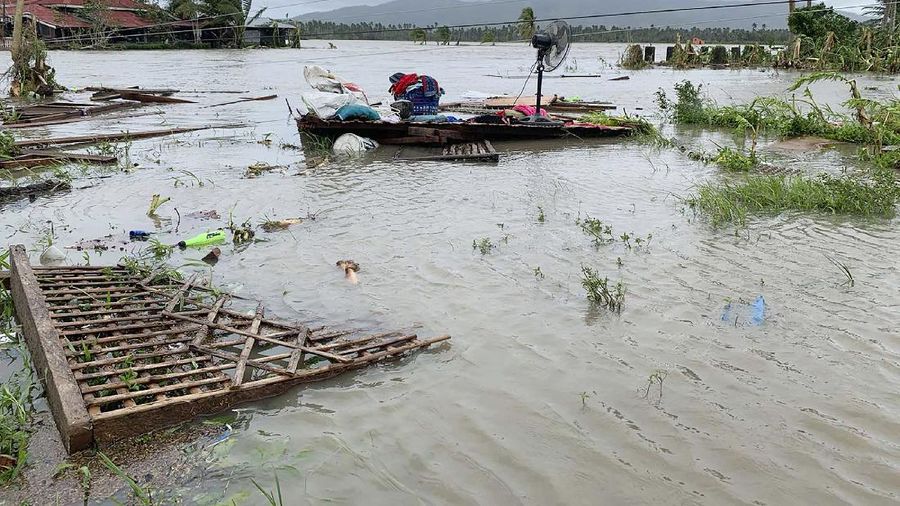 Banjir akibat Topan Molave Rendam Sejumlah Desa di Filipina. (AP/Erik De Castro)