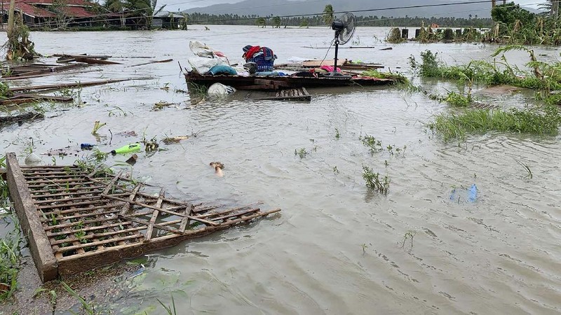 Banjir akibat Topan Molave Rendam Sejumlah Desa di Filipina. (AP/Erik De Castro)