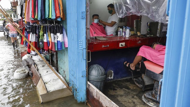 Banjir akibat Topan Molave Rendam Sejumlah Desa di Filipina. (AP/Erik De Castro)