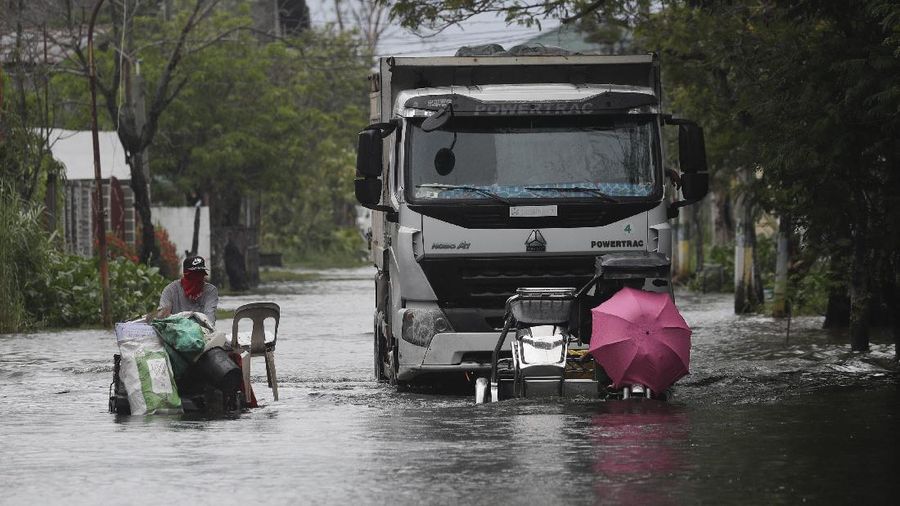 Banjir akibat Topan Molave Rendam Sejumlah Desa di Filipina. (AP/Erik De Castro)