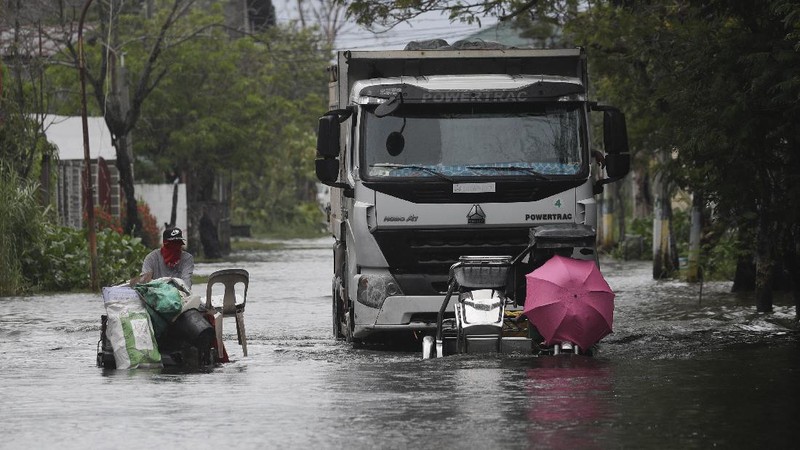 Banjir akibat Topan Molave Rendam Sejumlah Desa di Filipina. (AP/Erik De Castro)