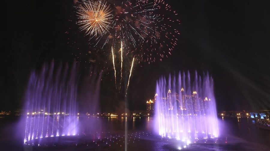 Dubai berhasil memecahkan rekor membangun air mancur terbesar di dunia. Air mancur tersebut diberi nama The Palm Fountain. (AP/Kamran Jebreili)