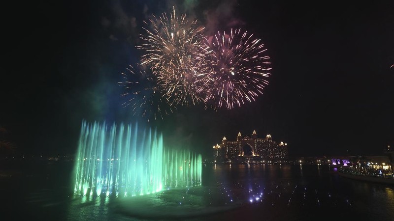 Dubai berhasil memecahkan rekor membangun air mancur terbesar di dunia. Air mancur tersebut diberi nama The Palm Fountain. (AP/Kamran Jebreili)