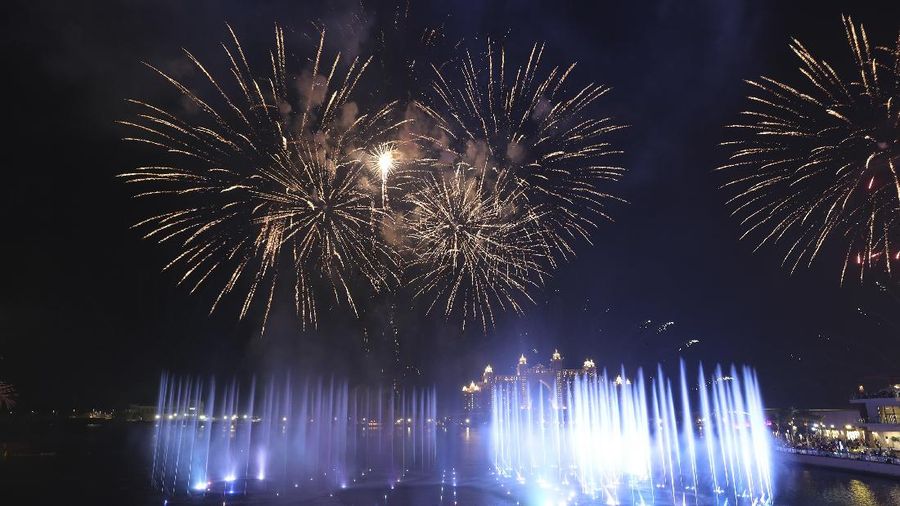 Dubai berhasil memecahkan rekor membangun air mancur terbesar di dunia. Air mancur tersebut diberi nama The Palm Fountain. (AP/Kamran Jebreili)