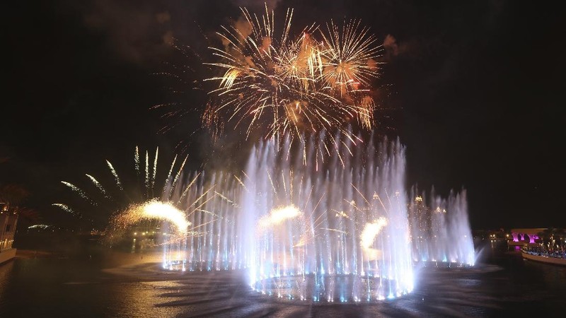 Dubai berhasil memecahkan rekor membangun air mancur terbesar di dunia. Air mancur tersebut diberi nama The Palm Fountain. (AP/Kamran Jebreili)