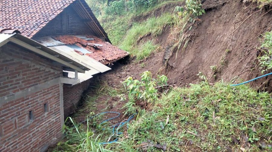 Hujan deras yang melanda Desa Peniron tadi malam usai Isya hingga 23.00 WIB, Kecamatan Pejagoan, Kabupaten Kebumen mengakibatkan sejumlah titik mengalami longsor. Ist