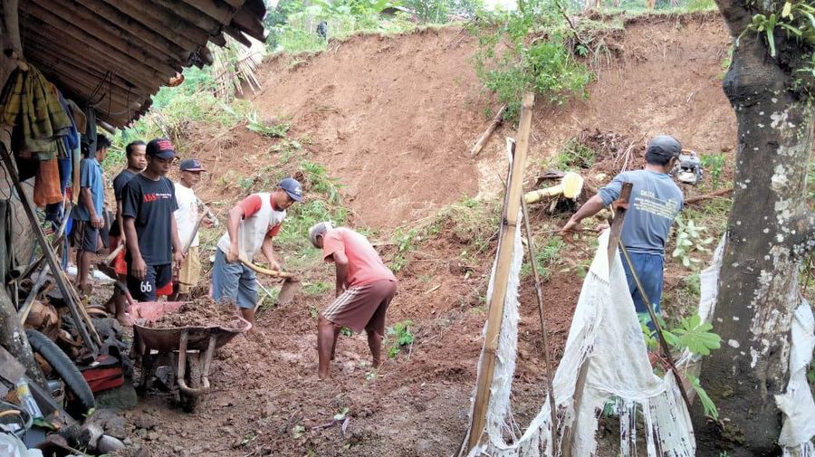 Hujan deras yang melanda Desa Peniron tadi malam usai Isya hingga 23.00 WIB, Kecamatan Pejagoan, Kabupaten Kebumen mengakibatkan sejumlah titik mengalami longsor. Ist