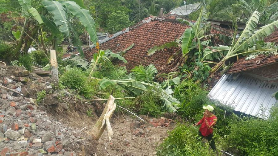 Hujan deras yang melanda Desa Peniron tadi malam usai Isya hingga 23.00 WIB, Kecamatan Pejagoan, Kabupaten Kebumen mengakibatkan sejumlah titik mengalami longsor. Ist