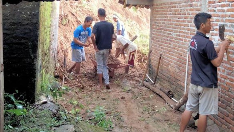 Hujan deras yang melanda Desa Peniron tadi malam usai Isya hingga 23.00 WIB, Kecamatan Pejagoan, Kabupaten Kebumen mengakibatkan sejumlah titik mengalami longsor. Ist