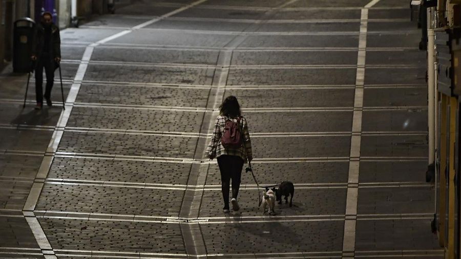 Jam malam diterapkan di Spanyol setelah hadapi lonjakan Covid-19. (AP/Alvaro Barrientos)