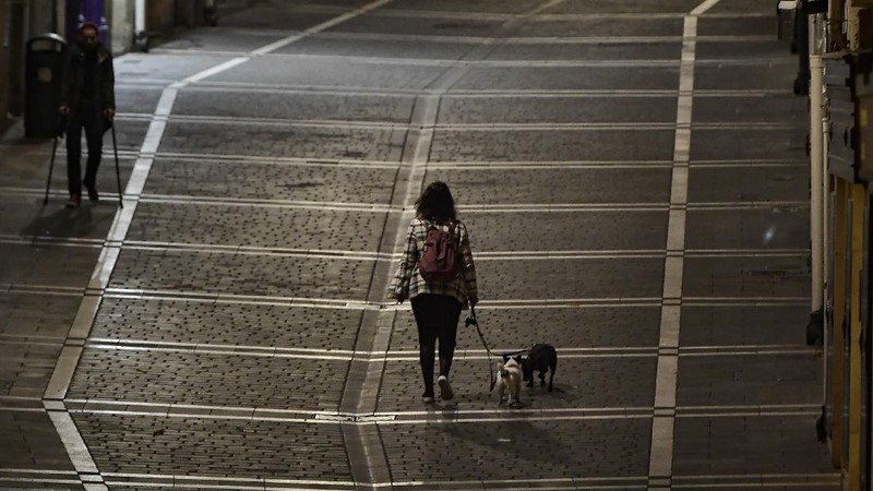Jam malam diterapkan di Spanyol setelah hadapi lonjakan Covid-19. (AP/Alvaro Barrientos)