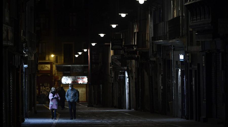 Jam malam diterapkan di Spanyol setelah hadapi lonjakan Covid-19. (AP/Alvaro Barrientos)