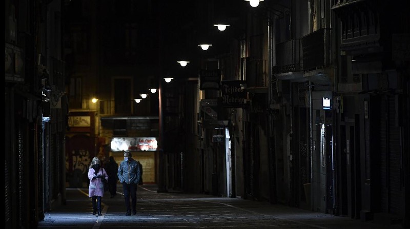 Jam malam diterapkan di Spanyol setelah hadapi lonjakan Covid-19. (AP/Alvaro Barrientos)