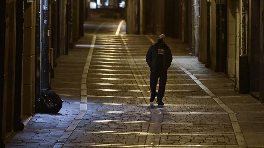 Jam malam diterapkan di Spanyol setelah hadapi lonjakan Covid-19. (AP/Alvaro Barrientos)