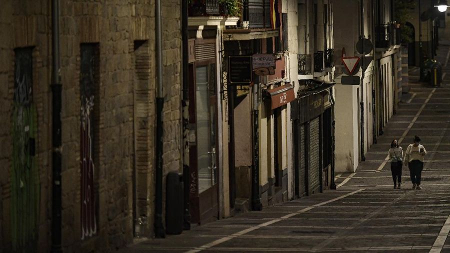 Jam malam diterapkan di Spanyol setelah hadapi lonjakan Covid-19. (AP/Alvaro Barrientos)