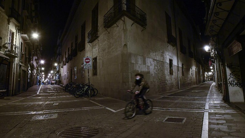 Jam malam diterapkan di Spanyol setelah hadapi lonjakan Covid-19. (AP/Alvaro Barrientos)