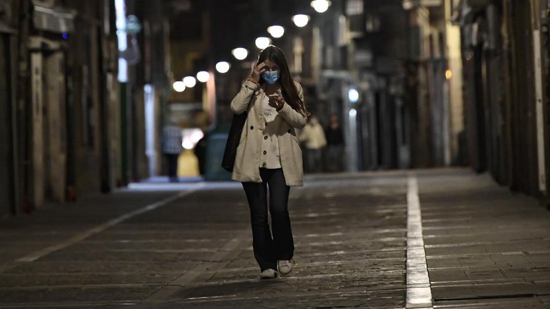 Jam malam diterapkan di Spanyol setelah hadapi lonjakan Covid-19. (AP/Alvaro Barrientos)