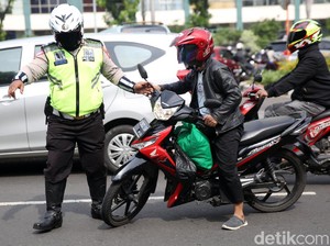 Motor Tanpa Pelat Belakang Diincar Polisi, Segini Denda Tilangnya
